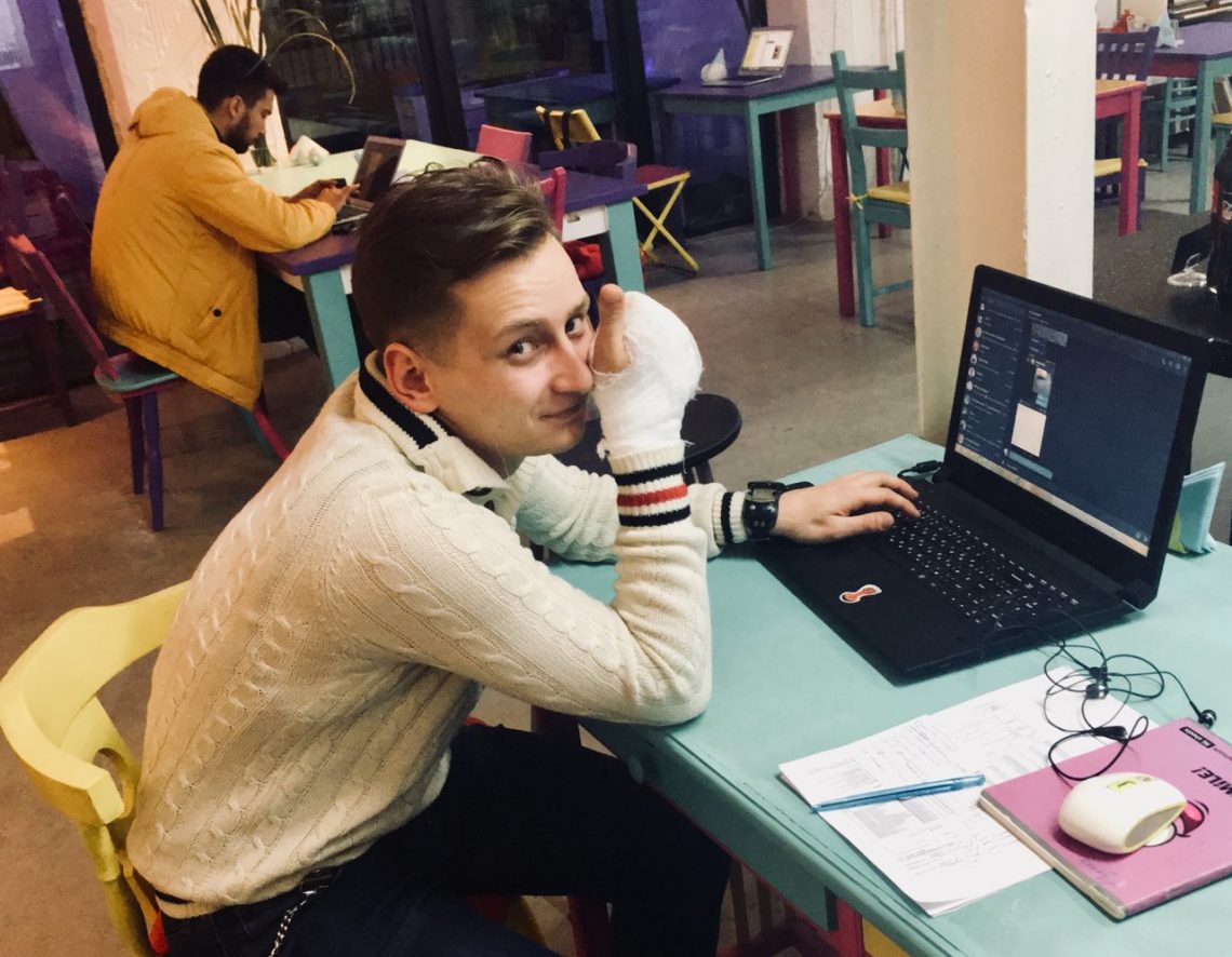 Парень с забинтованной рукой
