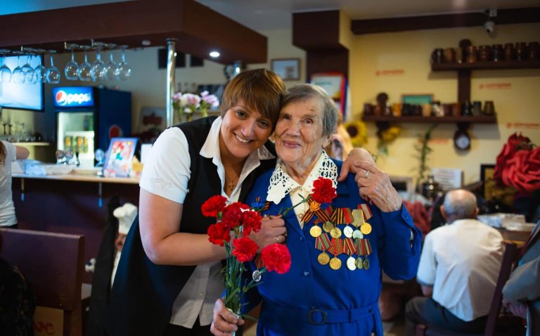 «У нас не осталось денег и продуктов — а бабушки всё приходили»